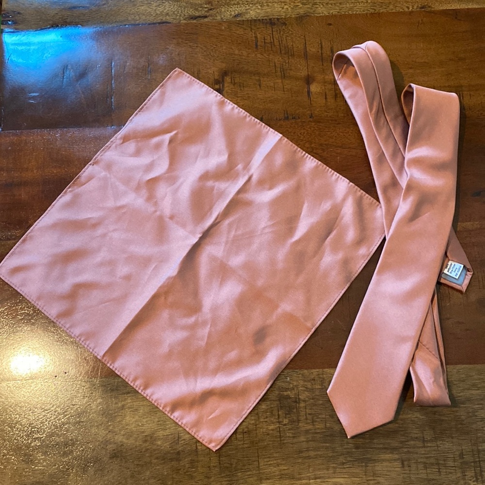 Birdy grey desert rose tie and handkerchief.